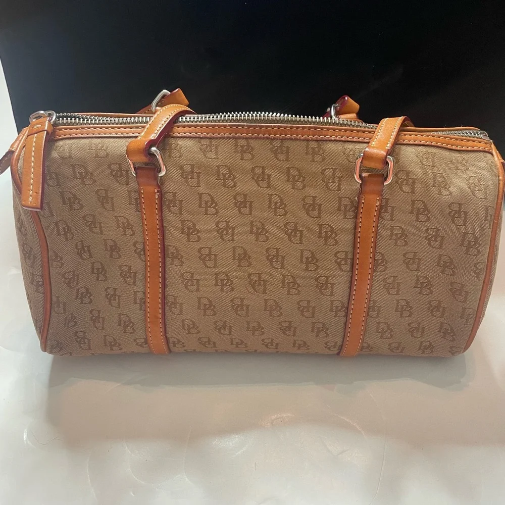 Dooney and Bourke barrel bag - Picture 2 of 3